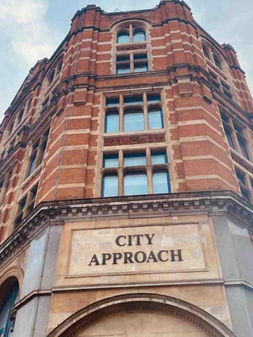 Large 3 Bed 3 Bathrooms Penthouse With Terrace And City Views In Londra Esterno foto